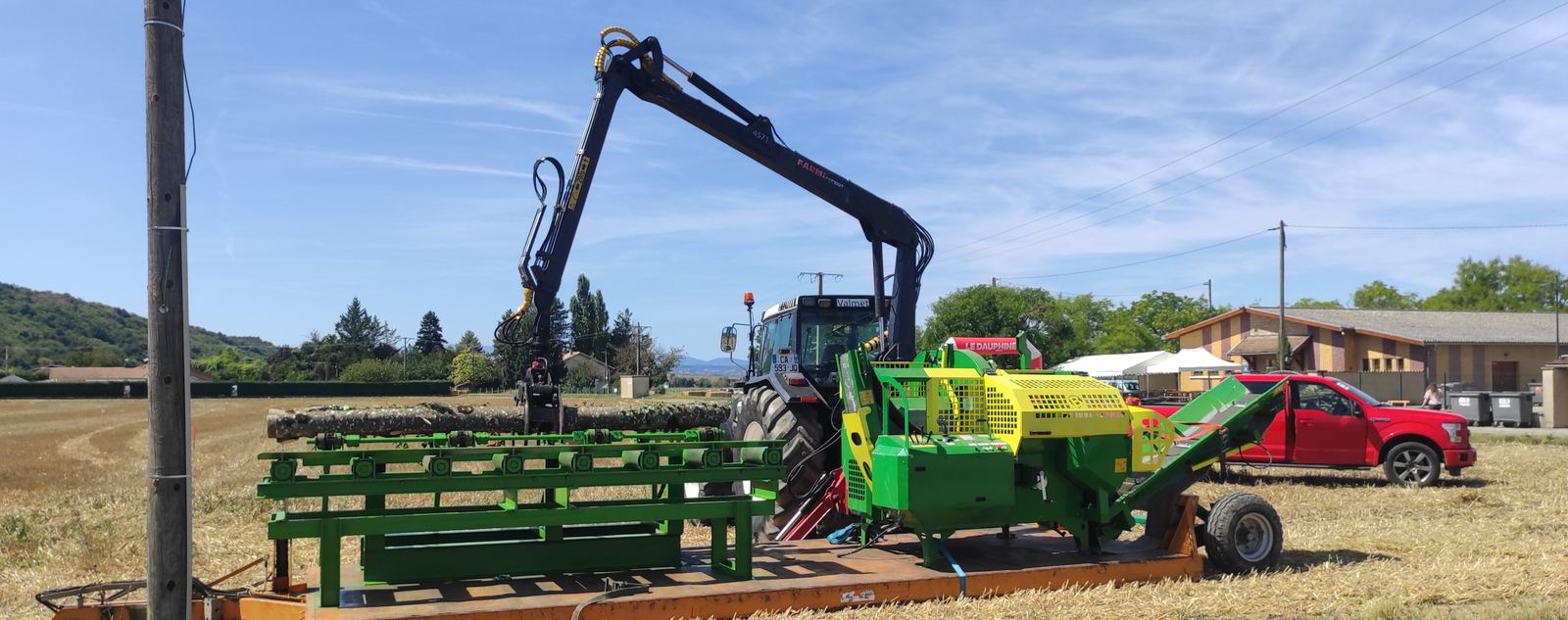 Combiné de sciage et fendage monté sur remorque routière
