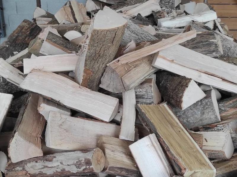 Bois de chauffage fendu dans une remorque