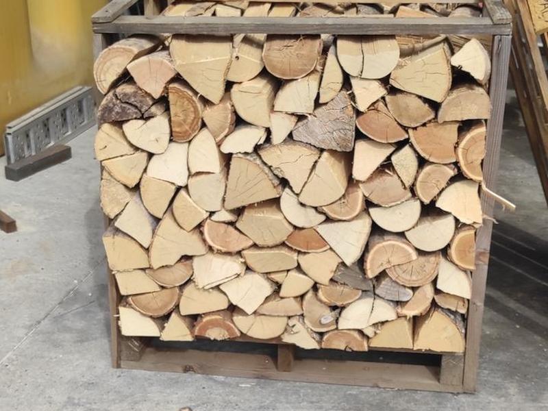 Palette de bois de chauffage fendu