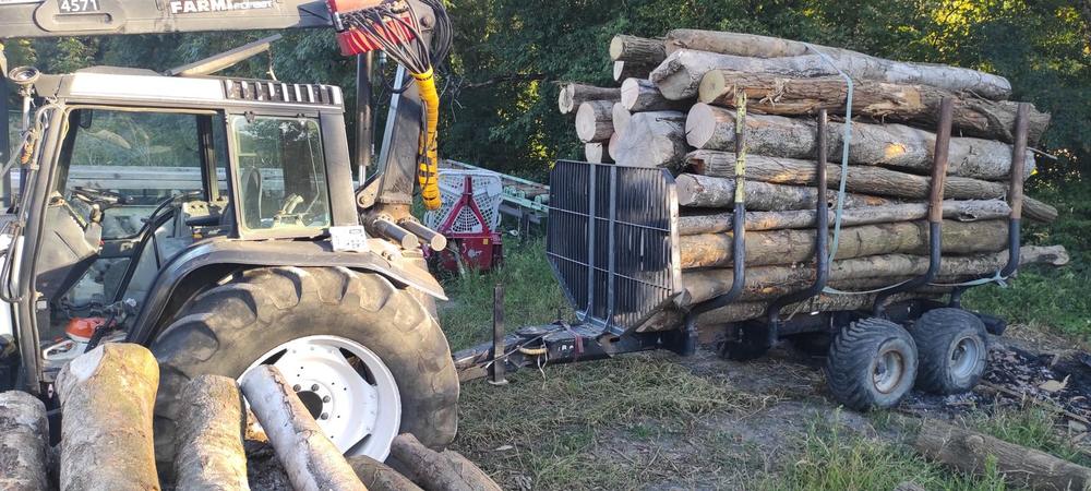 Tracteur avec remorque chargée de bois